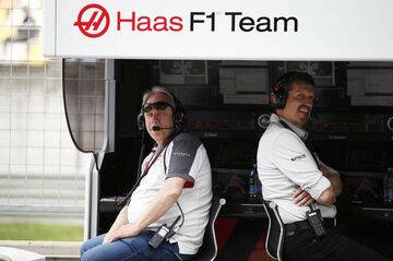 Владелец команды Haas F1 Джин Хаас и руководитель команды Гюнтер Штайнер на капитанском мостике