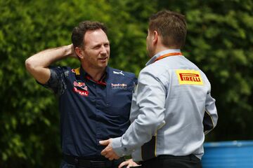 Босс команды Red Bull Racing Кристиан Хорнер беседует с руководителем автоспортивного подразделения Pirelli Полом Хембри