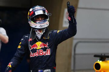 Даниэль Риккардо, Red Bull Racing, празднует второе место в квалификации в закрытом парке