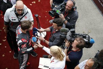 Ромен Грожан, Haas F1, дает интервью после квалификации