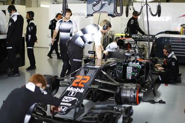 Механики трудятся над автомобилем McLaren MP4-31 Honda Дженсона Баттона