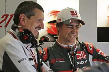 Руководитель команды Haas F1 Гюнтер Штайнер со своим подопечным Эстебаном Гутьерресом