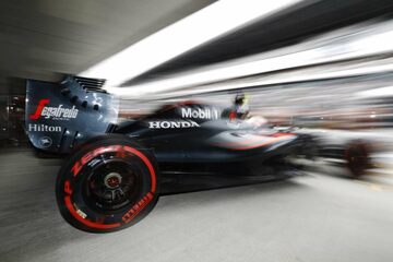 Дженсон Баттон за рулем McLaren MP4-31 Honda покидает боксы
