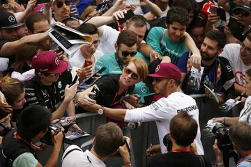 Льюис Хэмилтон, Mercedes AMG, делает сэлфи с фанатами