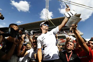 Фернандо Алонсо, McLaren, делает сэлфи с поклонниками