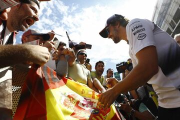 Фернандо Алонсо, McLaren, подписывает флаг на своем домашнем Гран При
