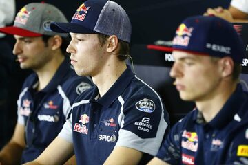 Даниил Квят, Toro Rosso, сидит в нижнем ряду между Карлосом Сайнсом, Toro Rosso и Максом Ферстаппеном, Red Bull во время пресс-конференции
