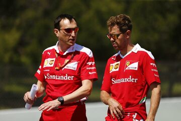 Себастьян Феттель, Ferrari, во время прогулки по пит-лейну со своим гоночным инженером Рикардо Адами