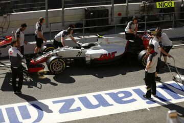 Механики Haas катят автомобиль Эстебана Гутьерреса, Haas VF-16 Ferrari, по пит-лейну