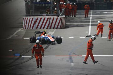 Рио Харьянто, Manor MRT05 Mercedes, после своей аварии на выезду из туннеля