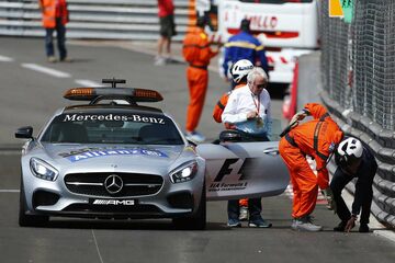 Гоночный директор FIA Чарли Уайтинг и маршалы проверяют трассу