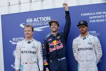 Первая тройка по итогам квалификации слева направо: Нико Росберг, Mercedes AMG, Даниэль Риккардо, Red Bull Racing и Льюис Хэмилтон, Mercedes AMG 