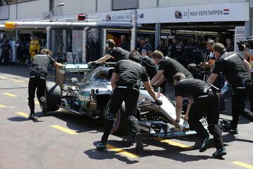 Автомобиль Mercedes F1 W07 Hybrid Льюиса Хэмилтона на пути в боксы после технической проблемы в третьем сегменте квалификации