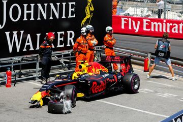 Поврежденный автомобиль Red Bull Racing RB12 TAG Heuer Макса Ферстаппена после аварии в первом сегменте квалификации