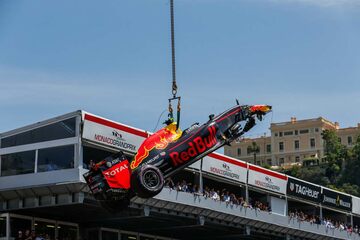 Автомобиль Red Bull Racing RB12 TAG Heuer Макса Ферстаппена после аварии в первом сегменте квалификации