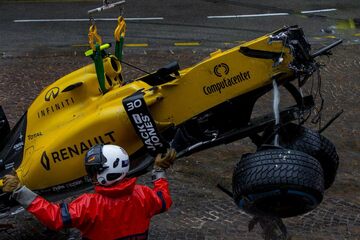 Разбитая Renault RE16 Джолиона Палмера