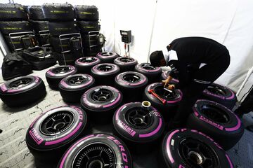 Инженер McLaren готовит шины Ultrasoft Pirelli