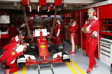 Маурицио Арривабене в гараже Ferrari