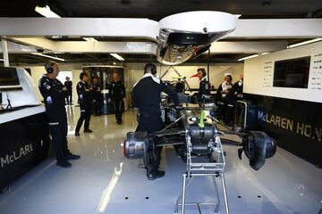Инженеры McLaren работают над машиной Фернандо Алонсо