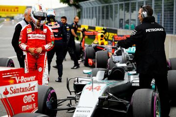 Себастьян Феттель осматривает автомобиль Mercedes F1 W07 Hybrid Льюиса Хэмилтона в закрытом парке после квалификации