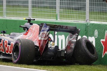Автомобиль Toro Rosso STR11 Ferrari Карлоса Сайнса после аварии