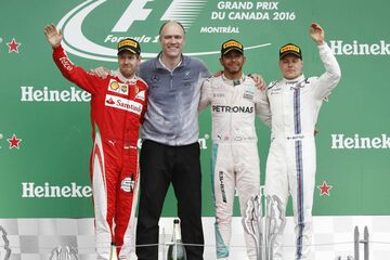 Подиум Гран При Канады: Льюис Хэмилтон, Себастьян Феттель, Валттери Боттас и представитель команды Mercedes Энди Шортт.