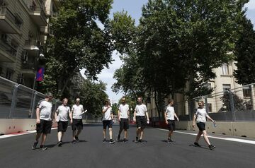 Ромен Грожан гуляет по трассе вместе с коллегами из Haas