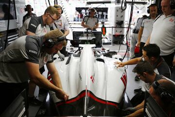 Эстебан Гутьеррес, Haas F1, пытается настроить вместе с механиками и инженерами свой автомобиль Haas VF-16