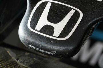 Логотипы Honda и McLaren на кончике носового обтекателя McLaren MP4-31 Honda. 