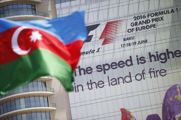Государственный флаг Азербайджана развевается на фоне рекламы Гран При Европы