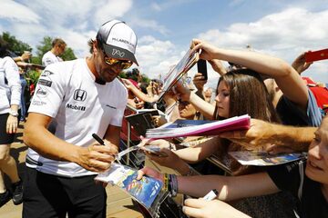 Фернандо Алонсо, McLaren, подписывает автографы для поклонников