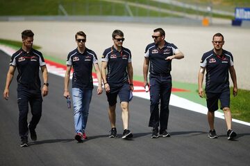 Даниил Квят, Toro Rosso, совершает прогулку по трассе с инженерами