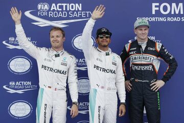 Льюис Хэмилтон, Mercedes AMG, празднует победу в квалификации с Нико Росбергом, Mercedes AMG и Нико Хюлькенбергом, Force India 