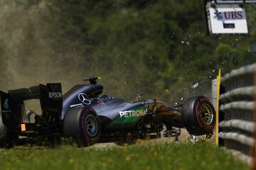 Нико Росберг в момент аварии на Mercedes F1 W07 Hybrid