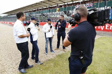 Журналисты Sky Sports Тед Кравиц, Дэвид Крофт с пилотами Williams Валттери Боттасом и Фелипе Массой