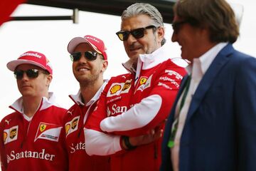 Кими Райкконен, Себастьян Феттель и Маурицио Арривабене на представлении нового спонсора Ferrari - Ray-Ban