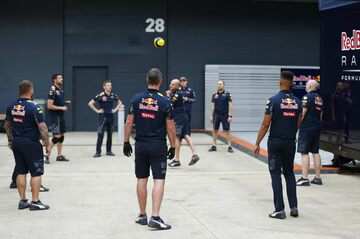 Сотрудники Red Bull Racing играют мячом