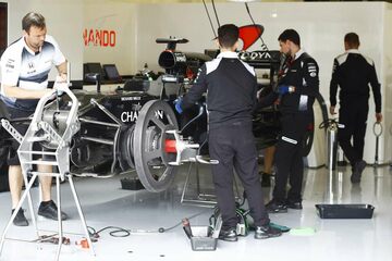 Механики McLaren работают над MP4-31 Фернандо Алонсо