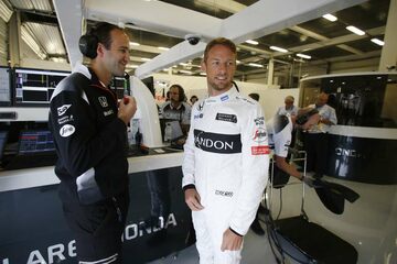 Дженсон Баттон, McLaren, беседует со своим инженером в боксах