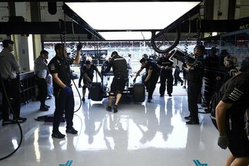 Льюис Хэмилтон, Mercedes F1 W07 Hybrid, возвращается в боксы Mercedes