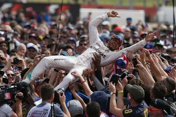 Льюис Хэмилтон, Mercedes AMG, прыгает в толпу после победы