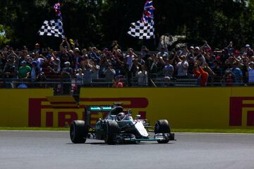 Льюис Хэмилтон, Mercedes F1 W07 Hybrid, машет поклонникам после победы на Гран При Великобритании