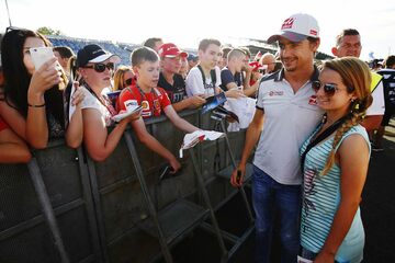 Эстебан Гутьеррес, Haas F1, позирует для фотографии с поклонницей