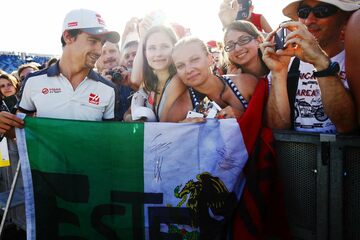 Эстебан Гутьеррес, Haas F1, позирует для фотографии с поклонниками