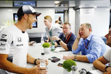 Дженсон Баттон, McLaren, беседует с журналистами