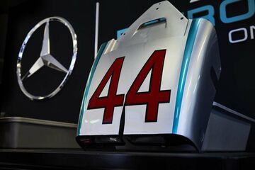 Часть кожуха автомобиля Льюиса Хэмилтона Mercedes F1 W07 Hybrid