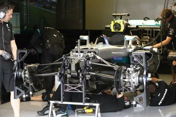 Механики работают над машиной Льюиса Хэмилтона, Mercedes F1 W07 Hybrid, в боксах.