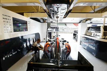 Механики McLaren рядом с машиной Фернандо Алонсо, McLaren MP4-31 Honda.