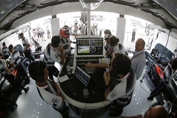 Дженсон Баттон и Рон Деннис в гараже McLaren