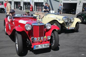 MG TC 1.250 ccm 1932 (красный) и Jaguar SS 100 2.987 ccm 1937 (белый)